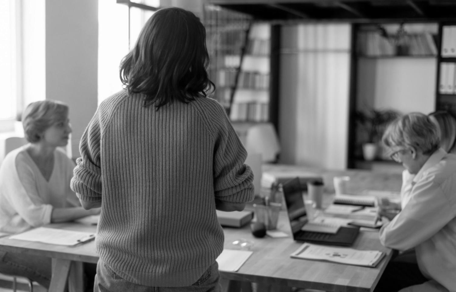 Professionelle Arbeitsumgebung mit Finanzanalyse-Tools und modernen Büroräumen