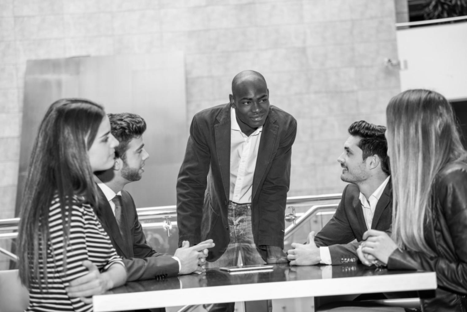 Professionelle Budgetanalyse am Arbeitsplatz mit Diagrammen und Kennzahlen